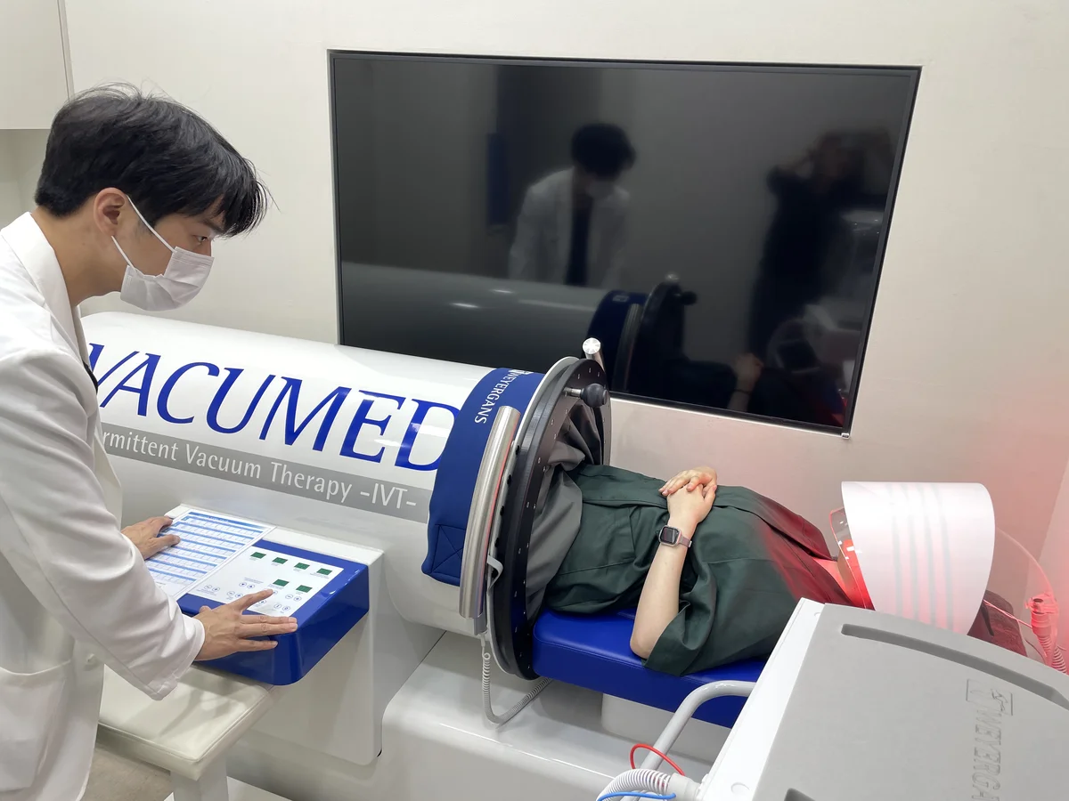 Doctor performing cheekbone filler micro-layering at RE:BERRY Gangnam